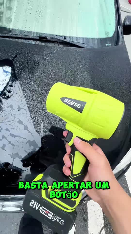 Soprador removendo água do capô de um carro